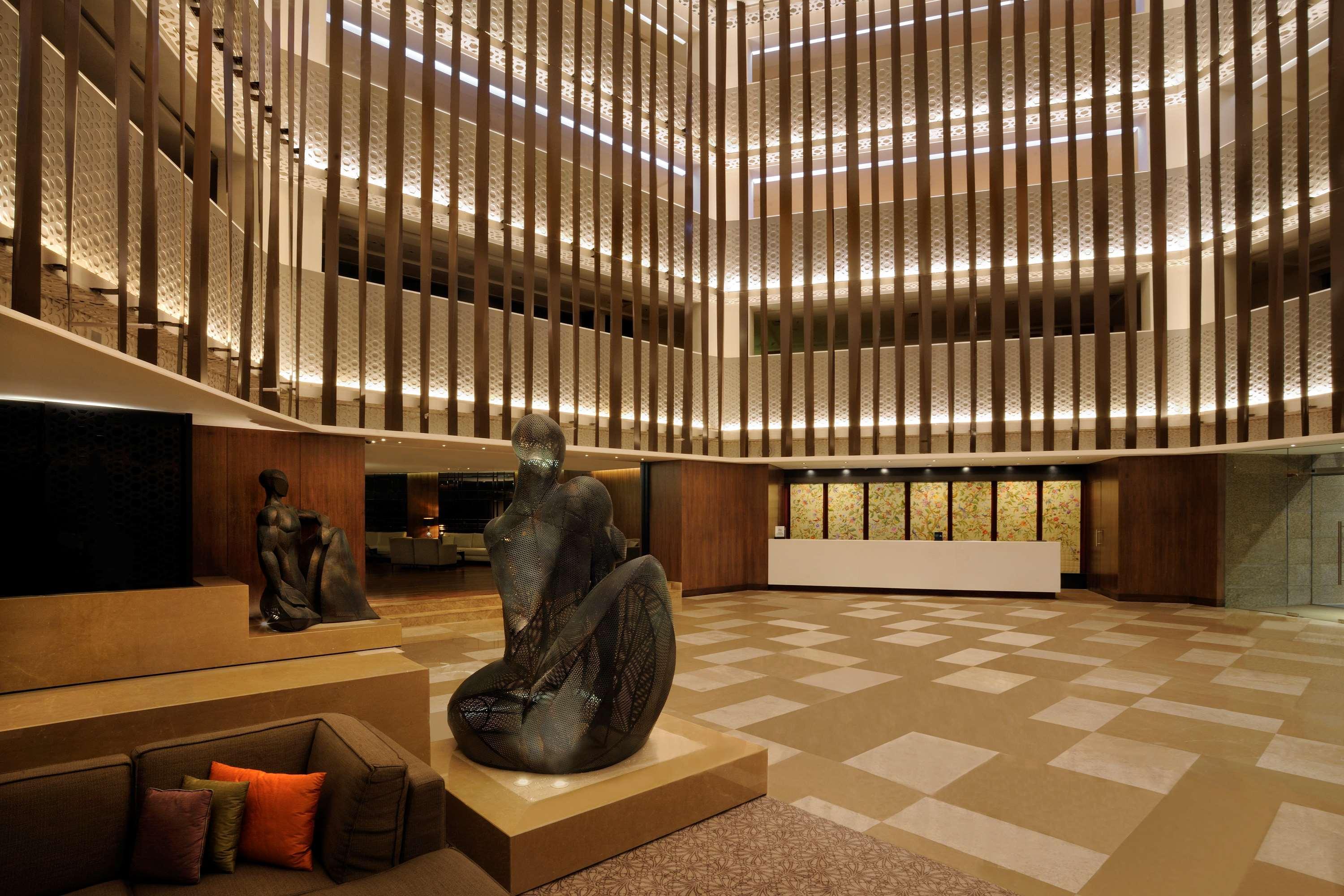Hilton Bangalore Embassy Golflinks Экстерьер фото