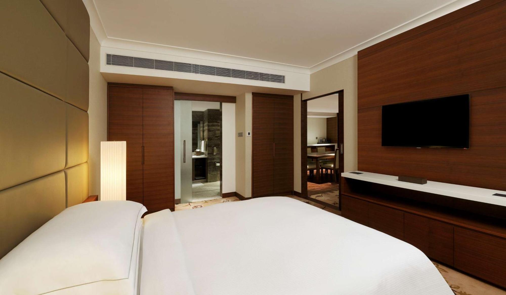 Hilton Bangalore Embassy Golflinks Экстерьер фото