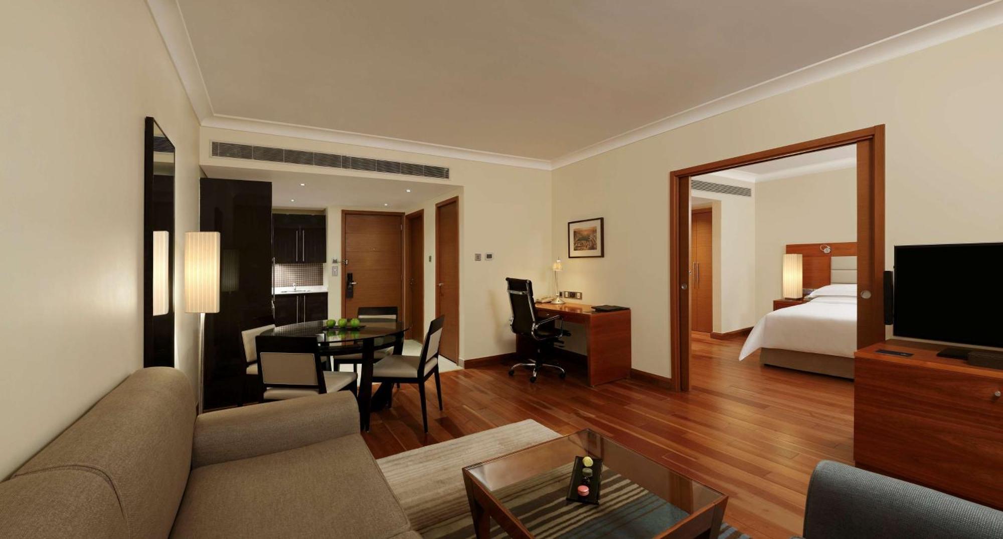 Hilton Bangalore Embassy Golflinks Экстерьер фото