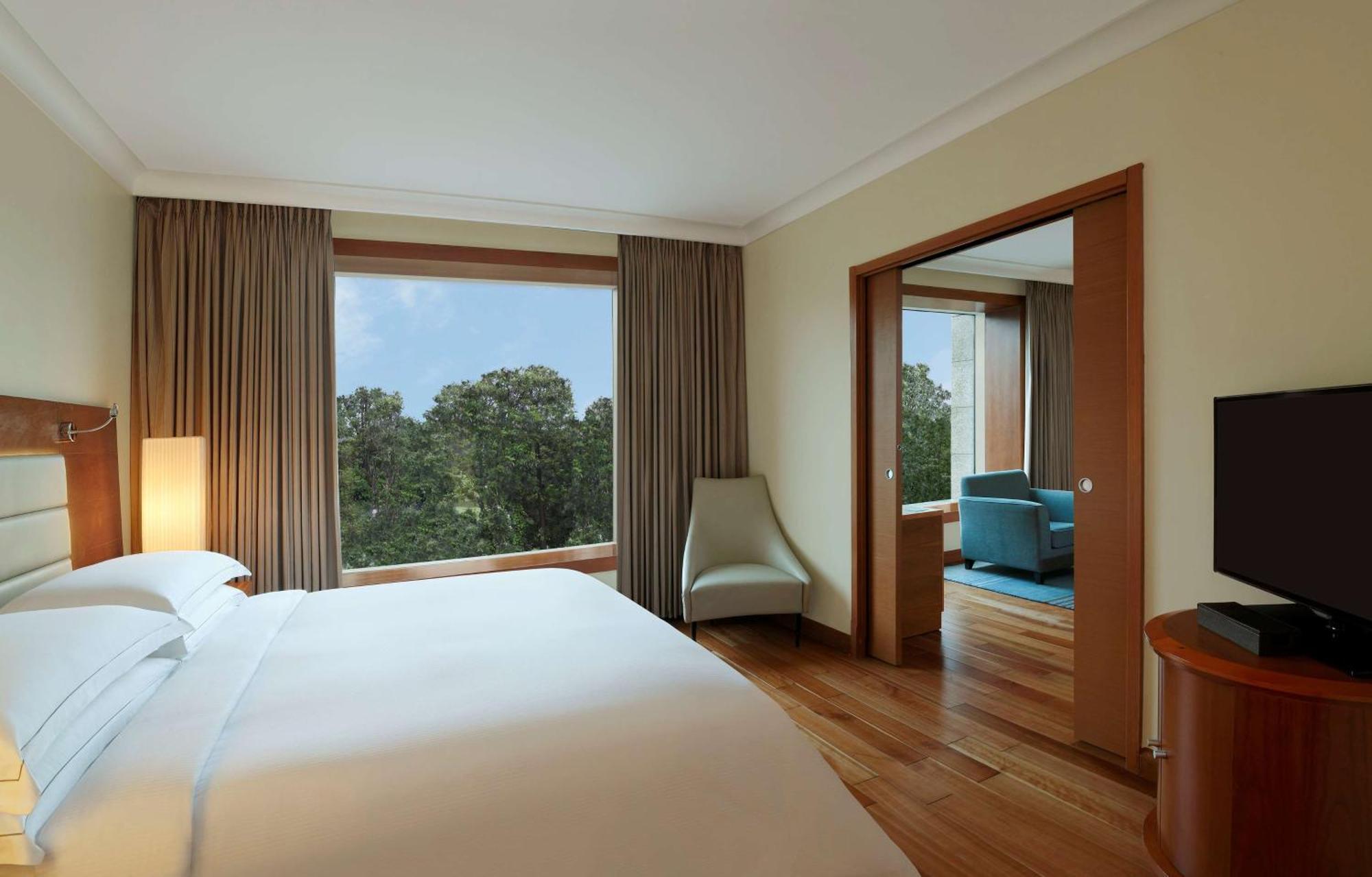 Hilton Bangalore Embassy Golflinks Экстерьер фото
