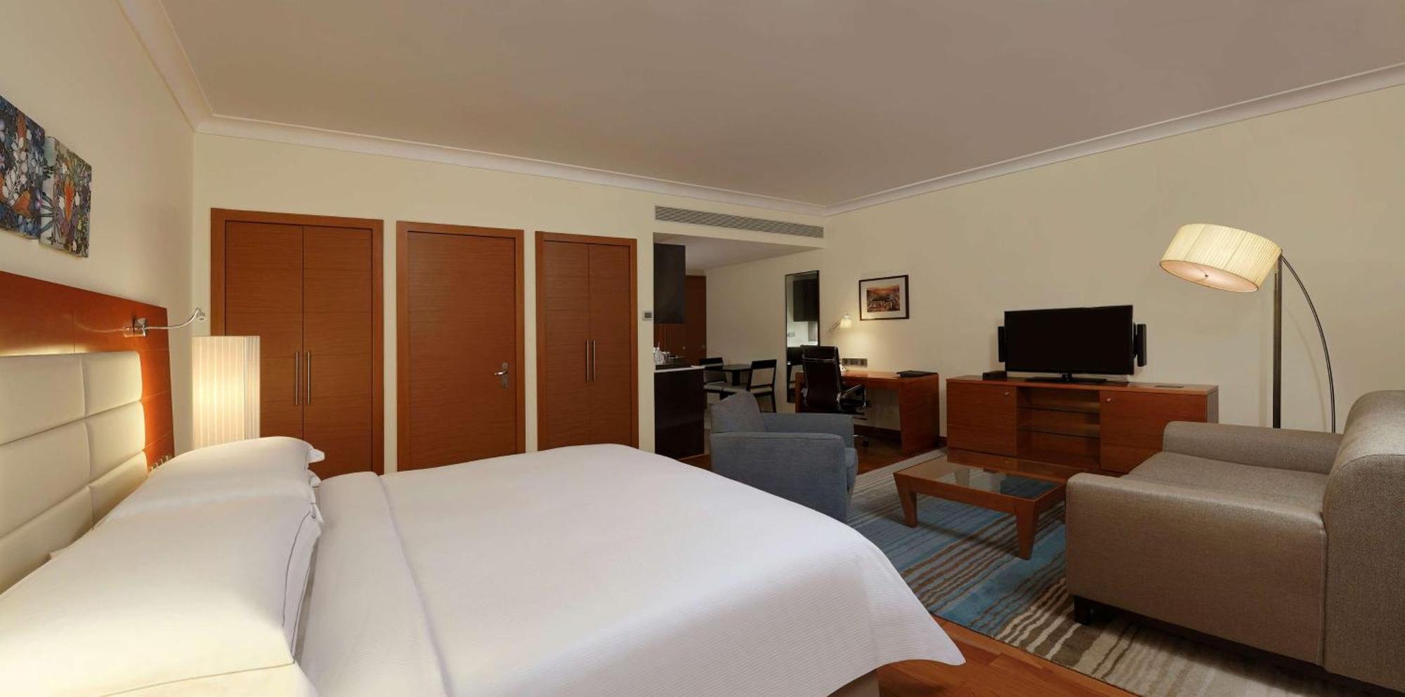 Hilton Bangalore Embassy Golflinks Экстерьер фото