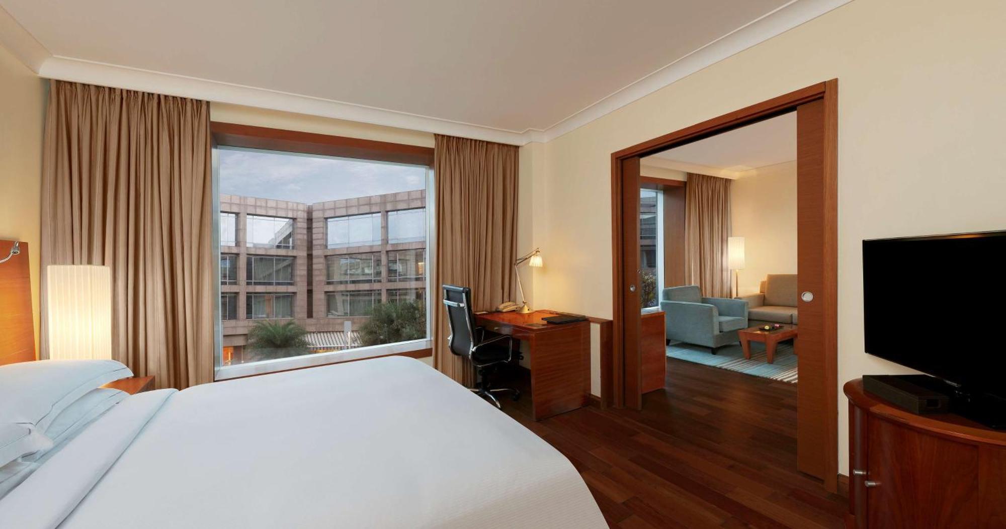 Hilton Bangalore Embassy Golflinks Экстерьер фото