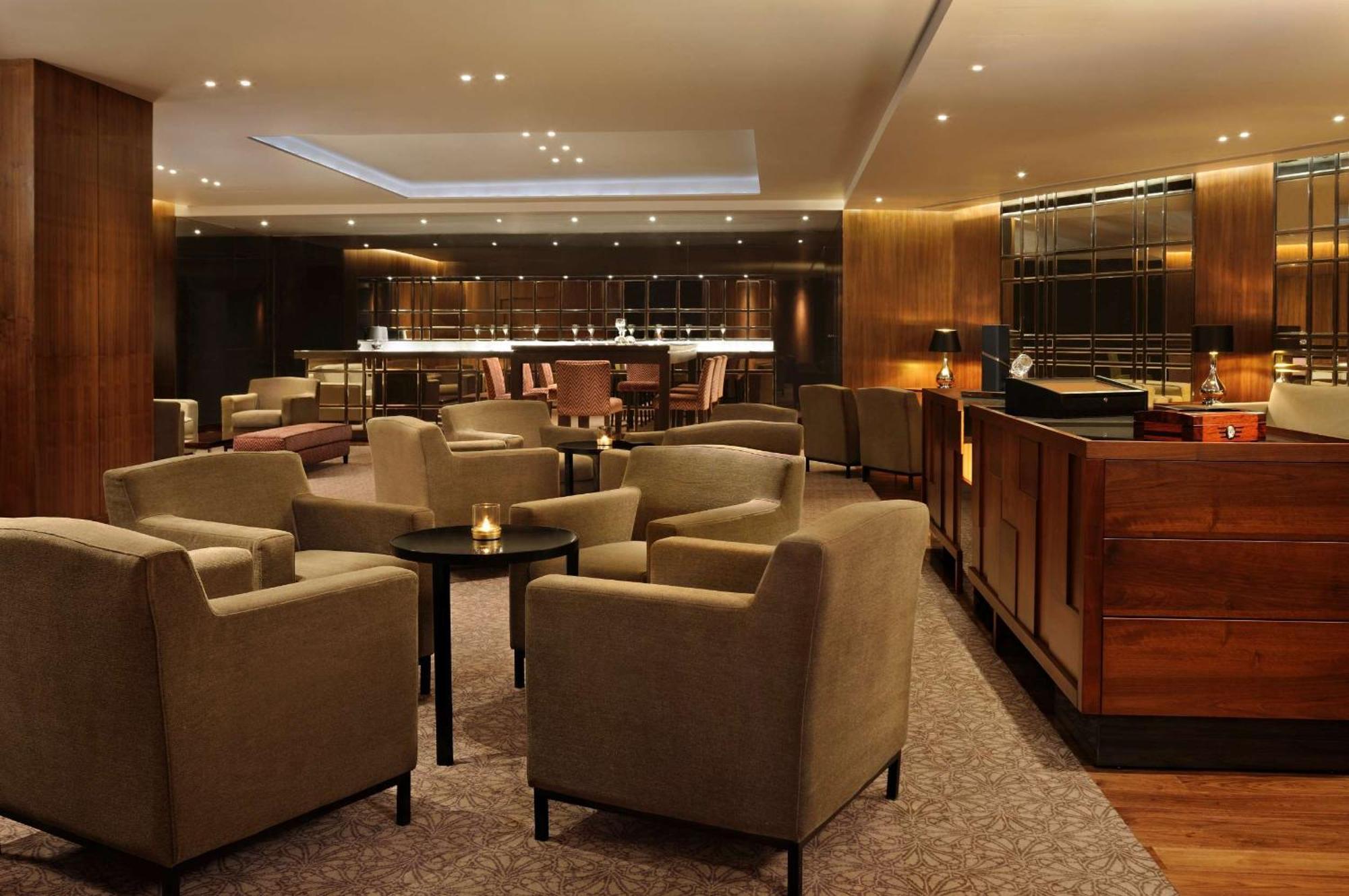Hilton Bangalore Embassy Golflinks Экстерьер фото