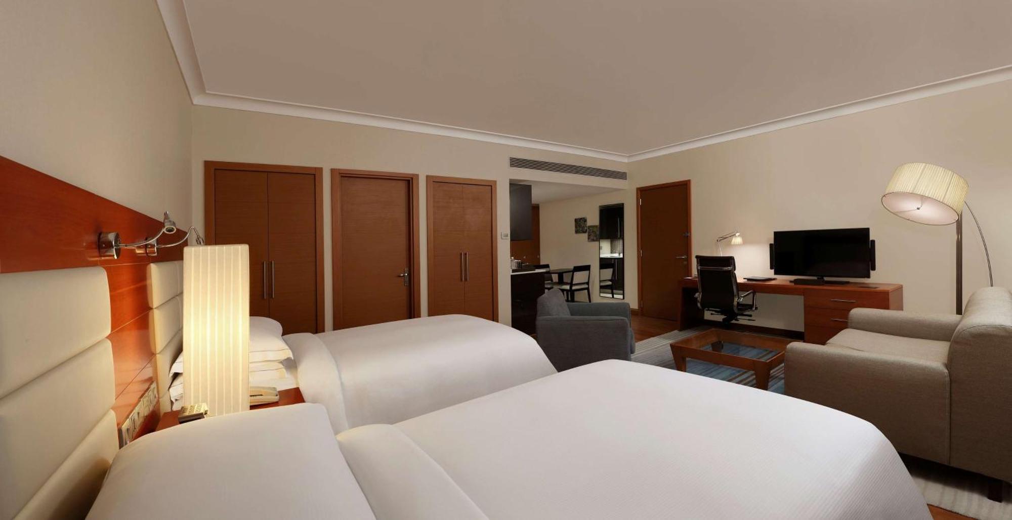 Hilton Bangalore Embassy Golflinks Экстерьер фото