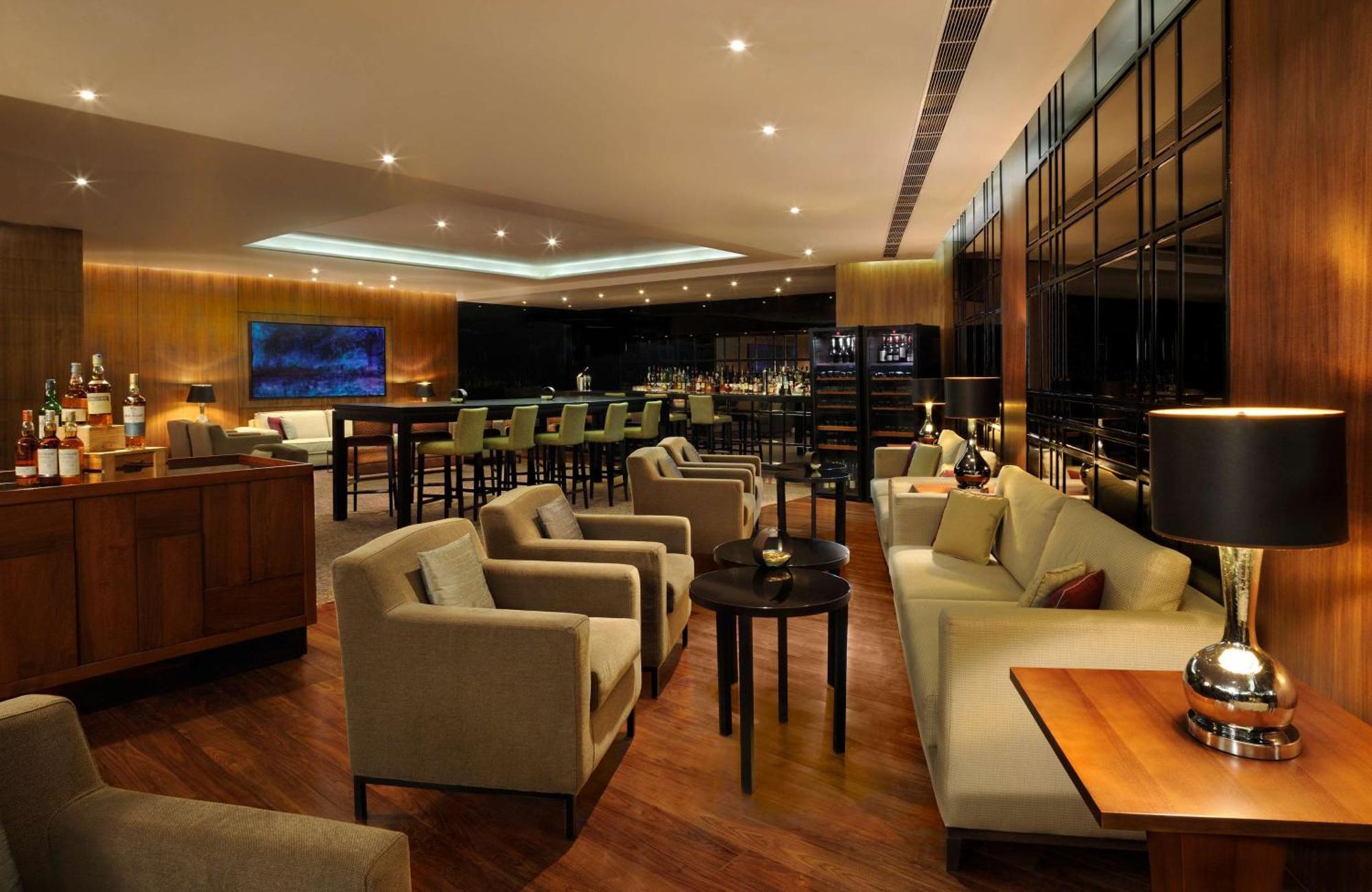 Hilton Bangalore Embassy Golflinks Экстерьер фото