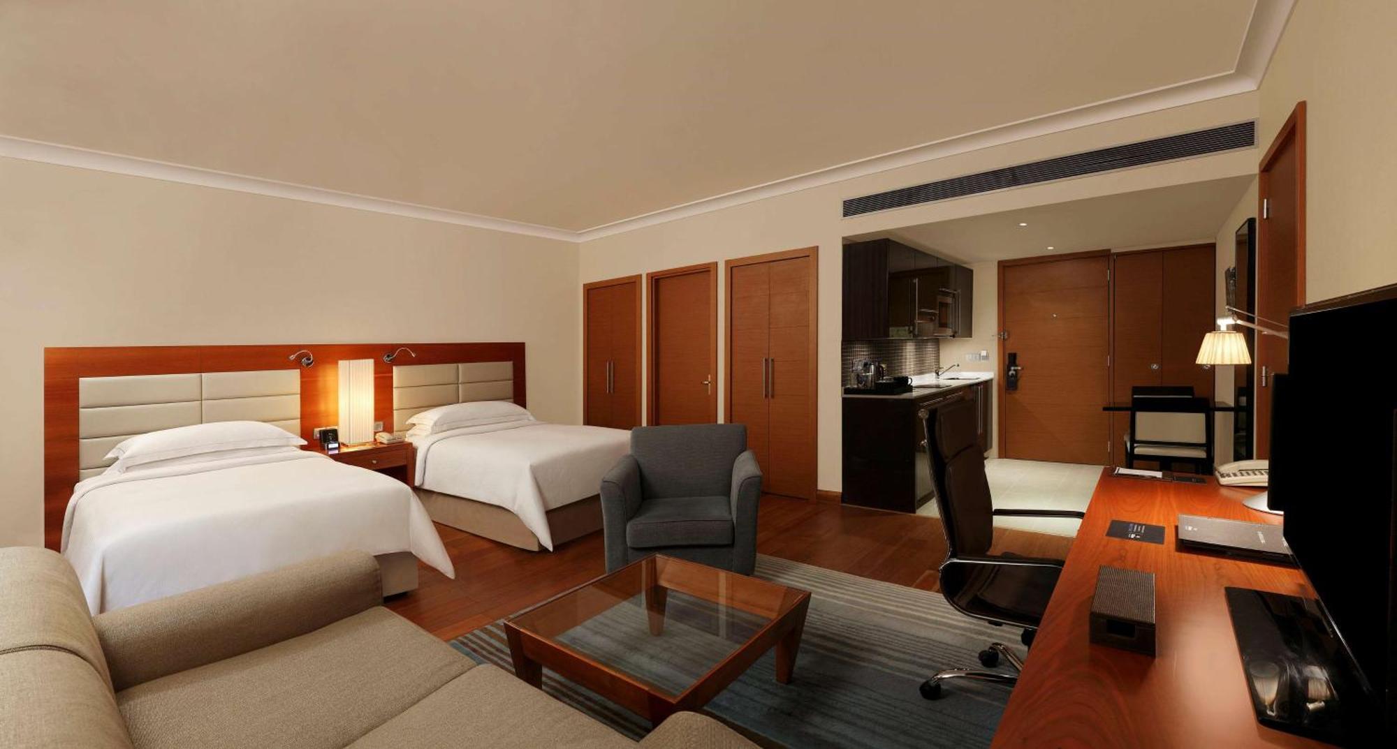 Hilton Bangalore Embassy Golflinks Экстерьер фото