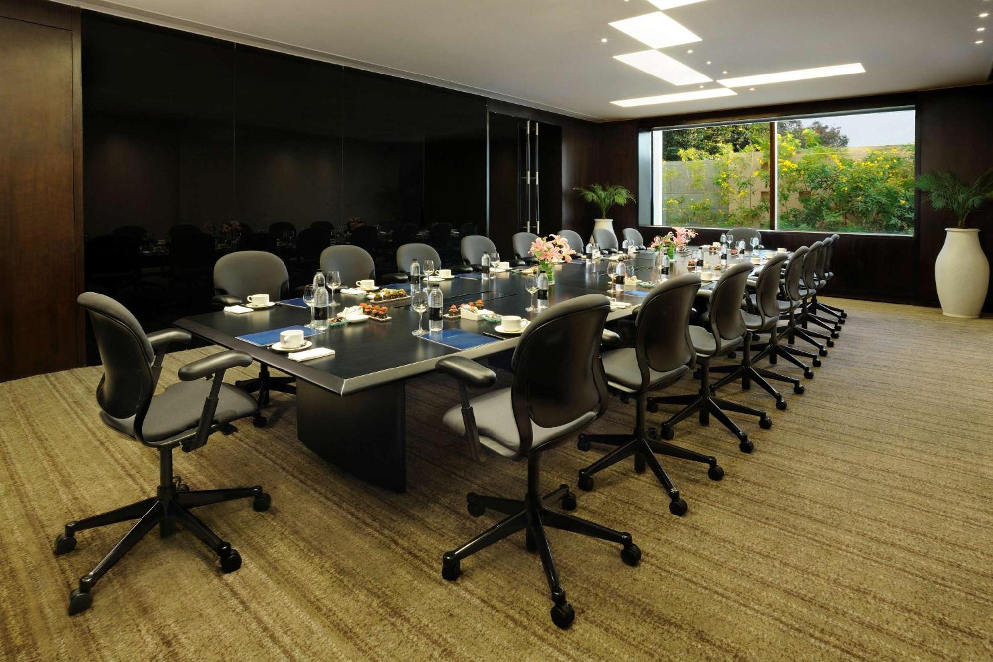 Hilton Bangalore Embassy Golflinks Экстерьер фото