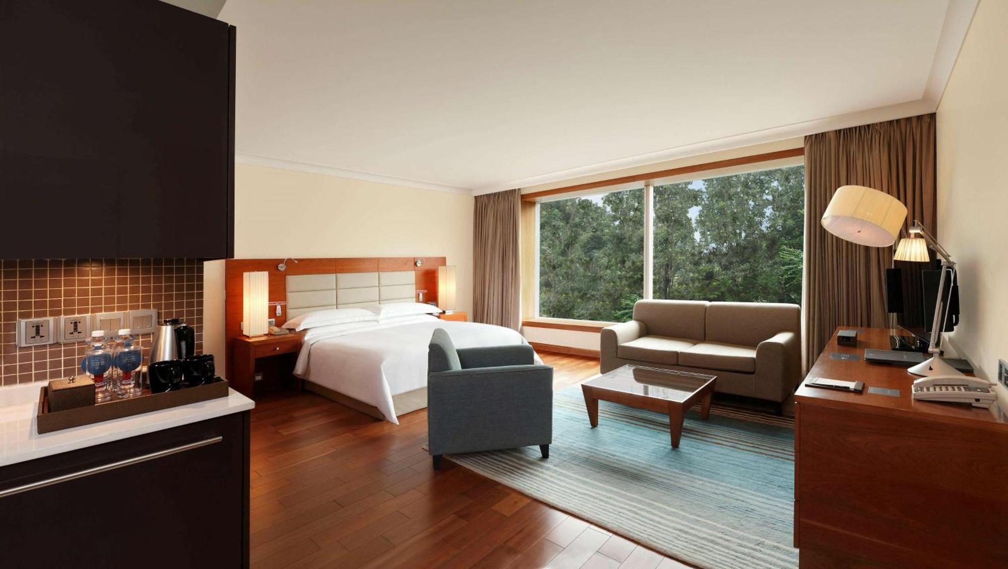 Hilton Bangalore Embassy Golflinks Экстерьер фото