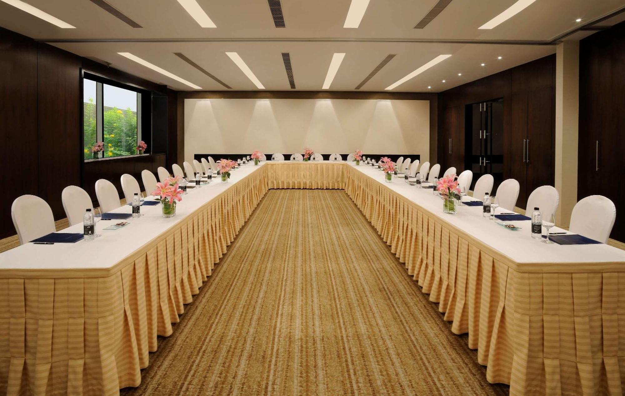 Hilton Bangalore Embassy Golflinks Экстерьер фото