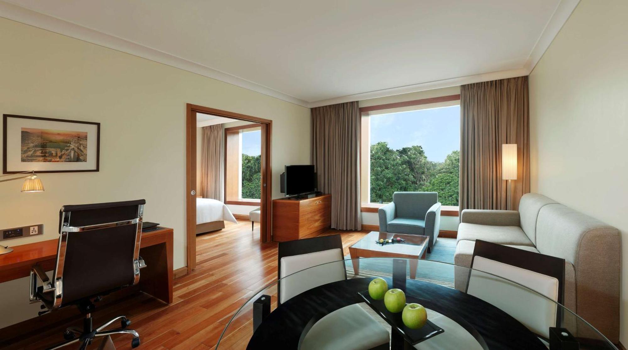 Hilton Bangalore Embassy Golflinks Экстерьер фото