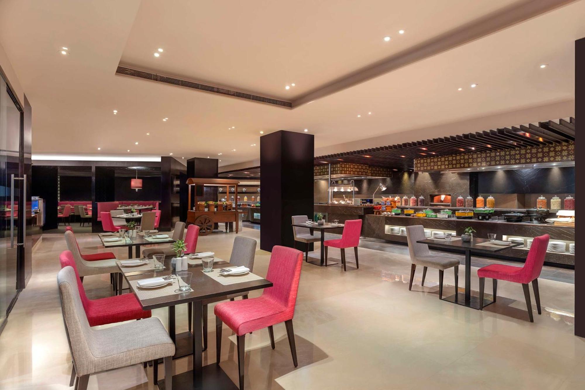 Hilton Bangalore Embassy Golflinks Экстерьер фото
