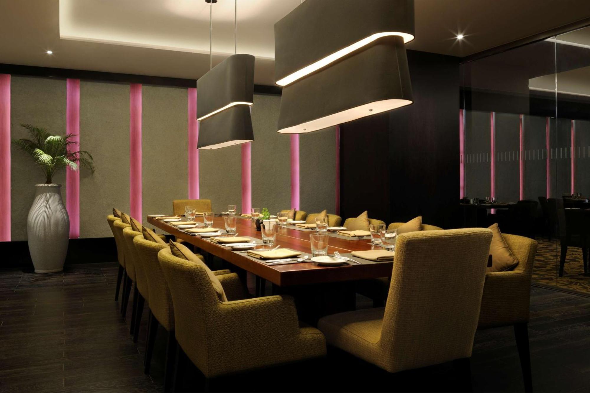 Hilton Bangalore Embassy Golflinks Экстерьер фото