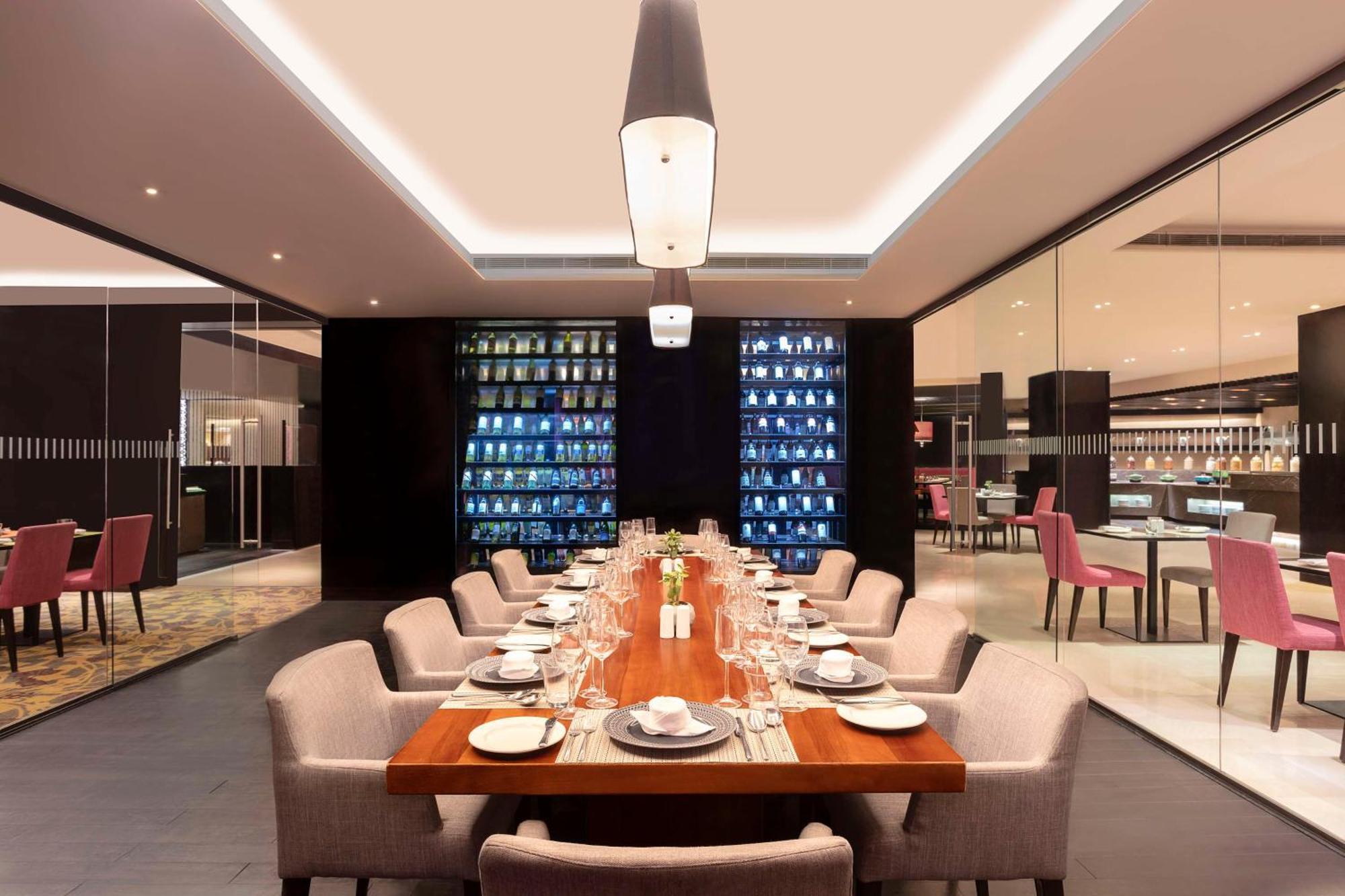 Hilton Bangalore Embassy Golflinks Экстерьер фото