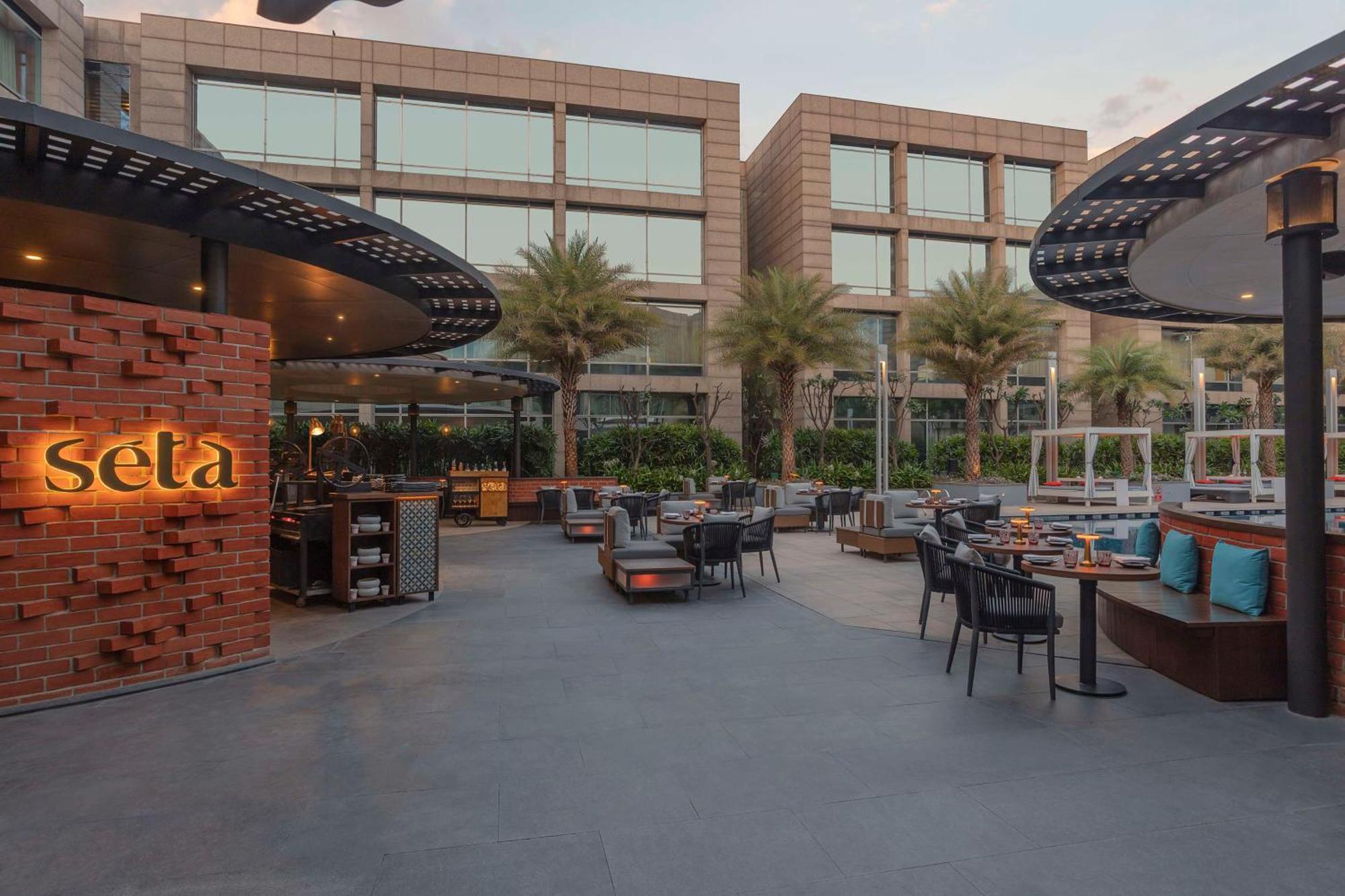 Hilton Bangalore Embassy Golflinks Экстерьер фото