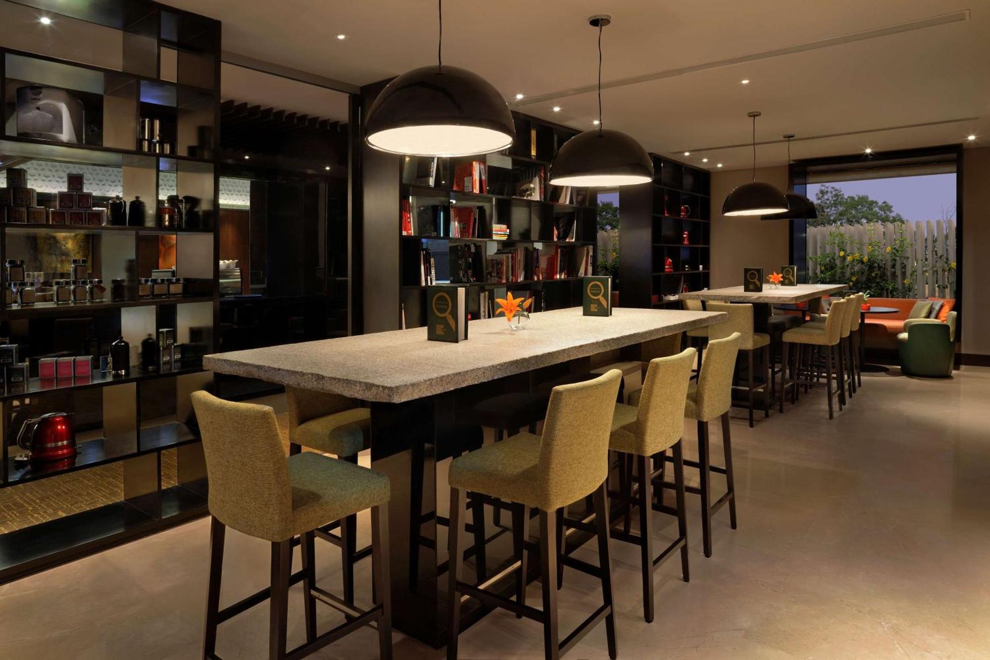 Hilton Bangalore Embassy Golflinks Экстерьер фото