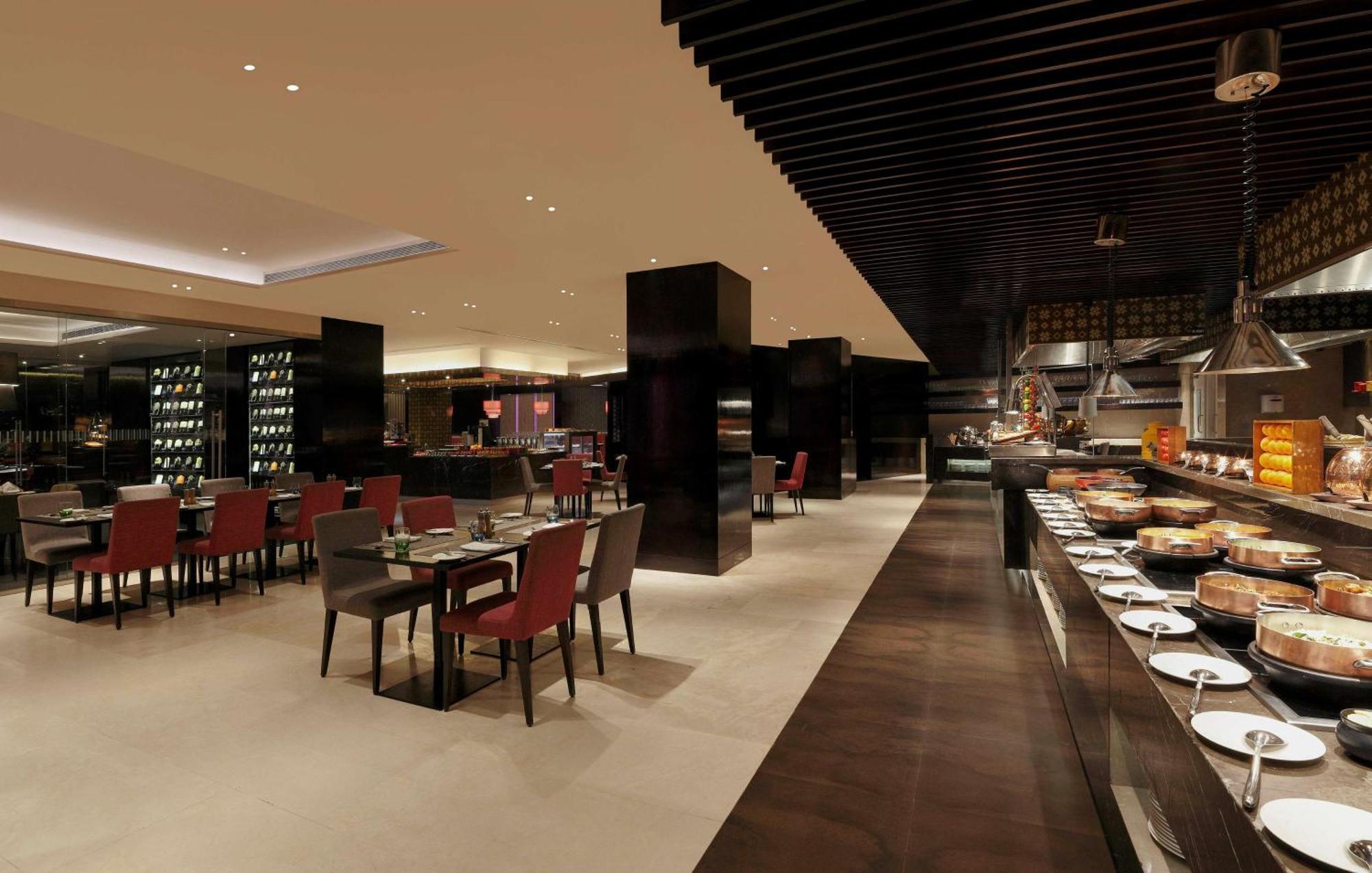 Hilton Bangalore Embassy Golflinks Экстерьер фото