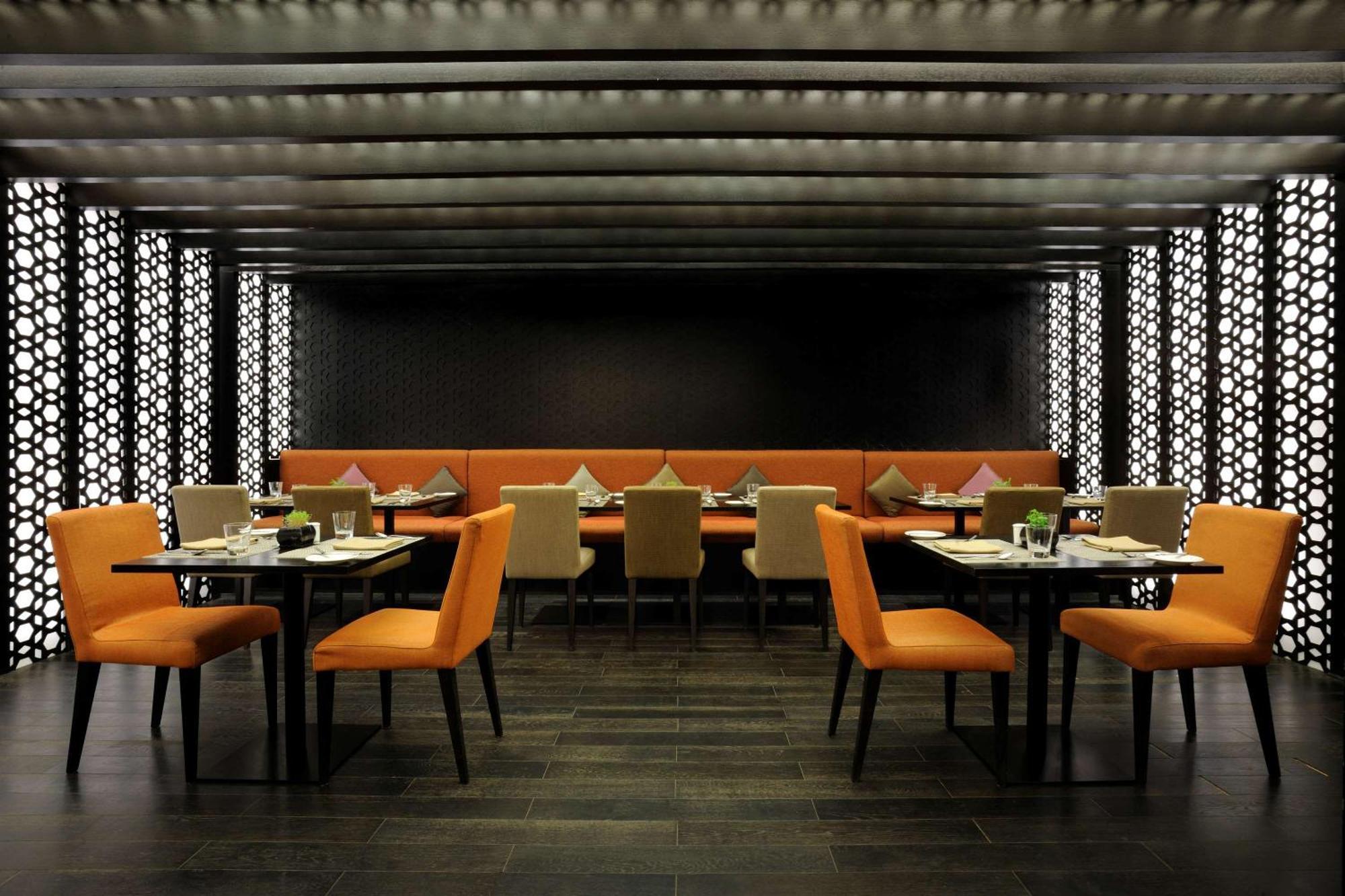 Hilton Bangalore Embassy Golflinks Экстерьер фото