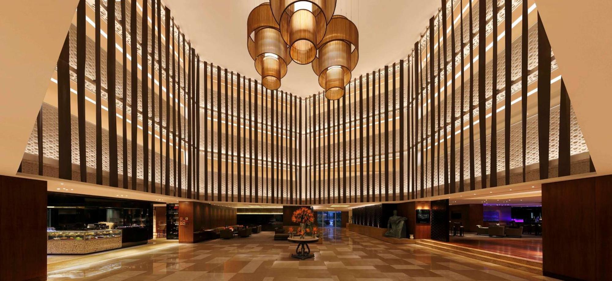 Hilton Bangalore Embassy Golflinks Экстерьер фото