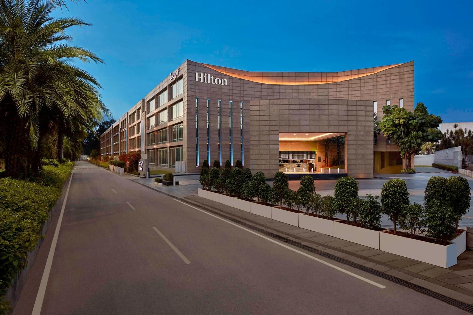 Hilton Bangalore Embassy Golflinks Экстерьер фото